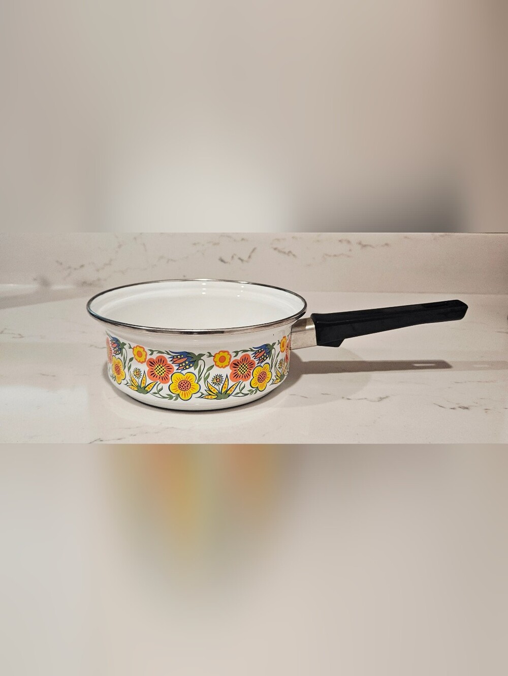 Vintage 1970s enamelware saucepan "flower-power" floral pattern